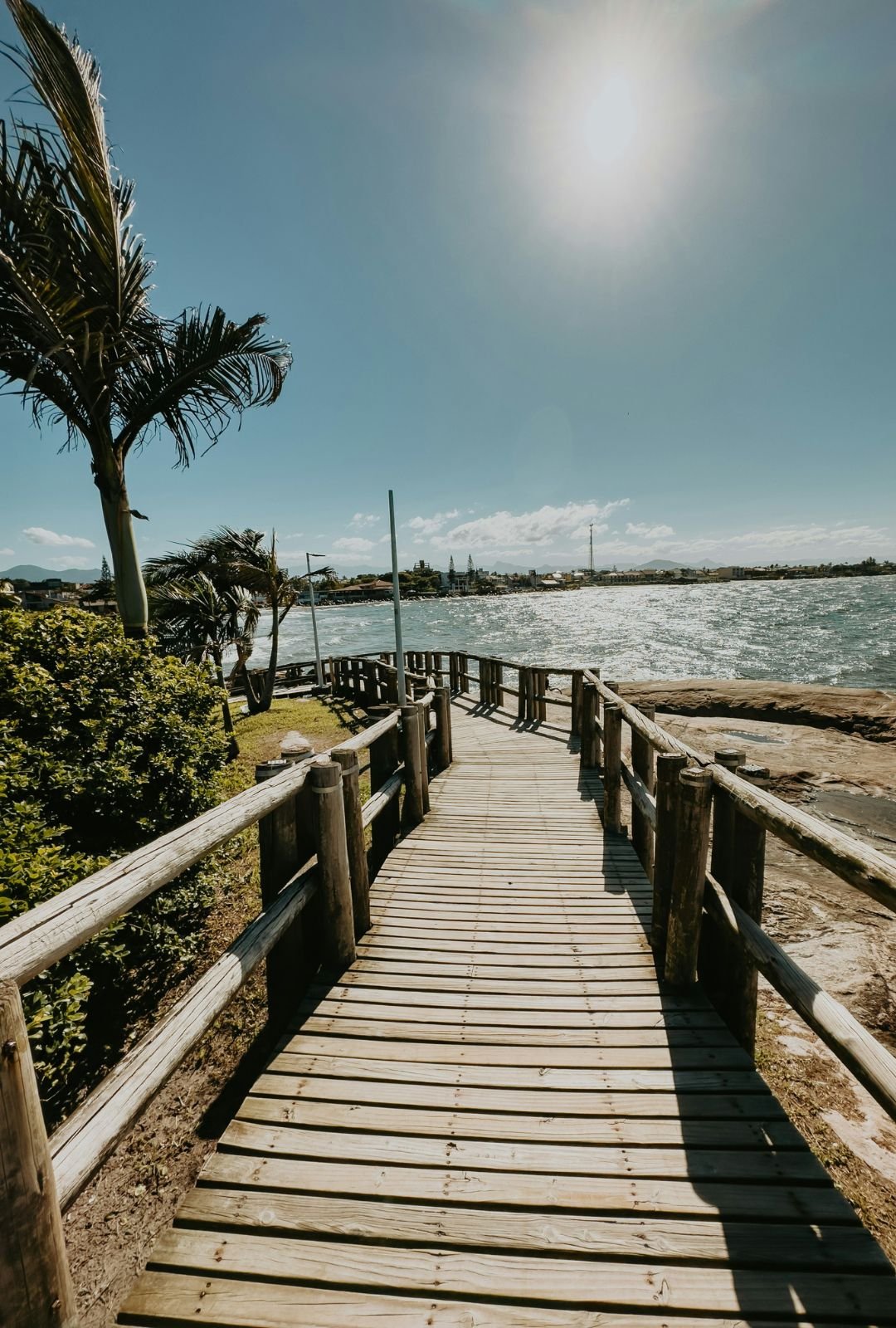 Deck de madeira em Itapoá SC sob o sol, representando a qualidade dos serviços de manutenção litoral e reformas do portal Serviços Itapoá.