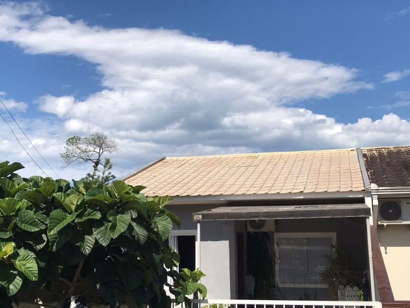 Serviço de limpeza e lavagem de telhado residencial realizado pela empresa Serviços Itapoá no Centro de Itapoá - SC.