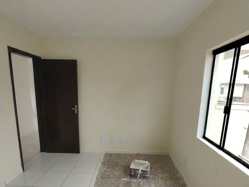 Quarto residencial com paredes recém-pintadas e acabamento impecável no bairro Paese, serviço realizado pela empresa Serviços Itapoá em Itapoá - SC.